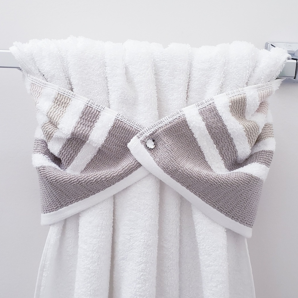 🆒️#0972-A ●New! Beige & White Hang'N'Snap Bath Towel 27x52 🤍Select snap - Picture 3 of 10